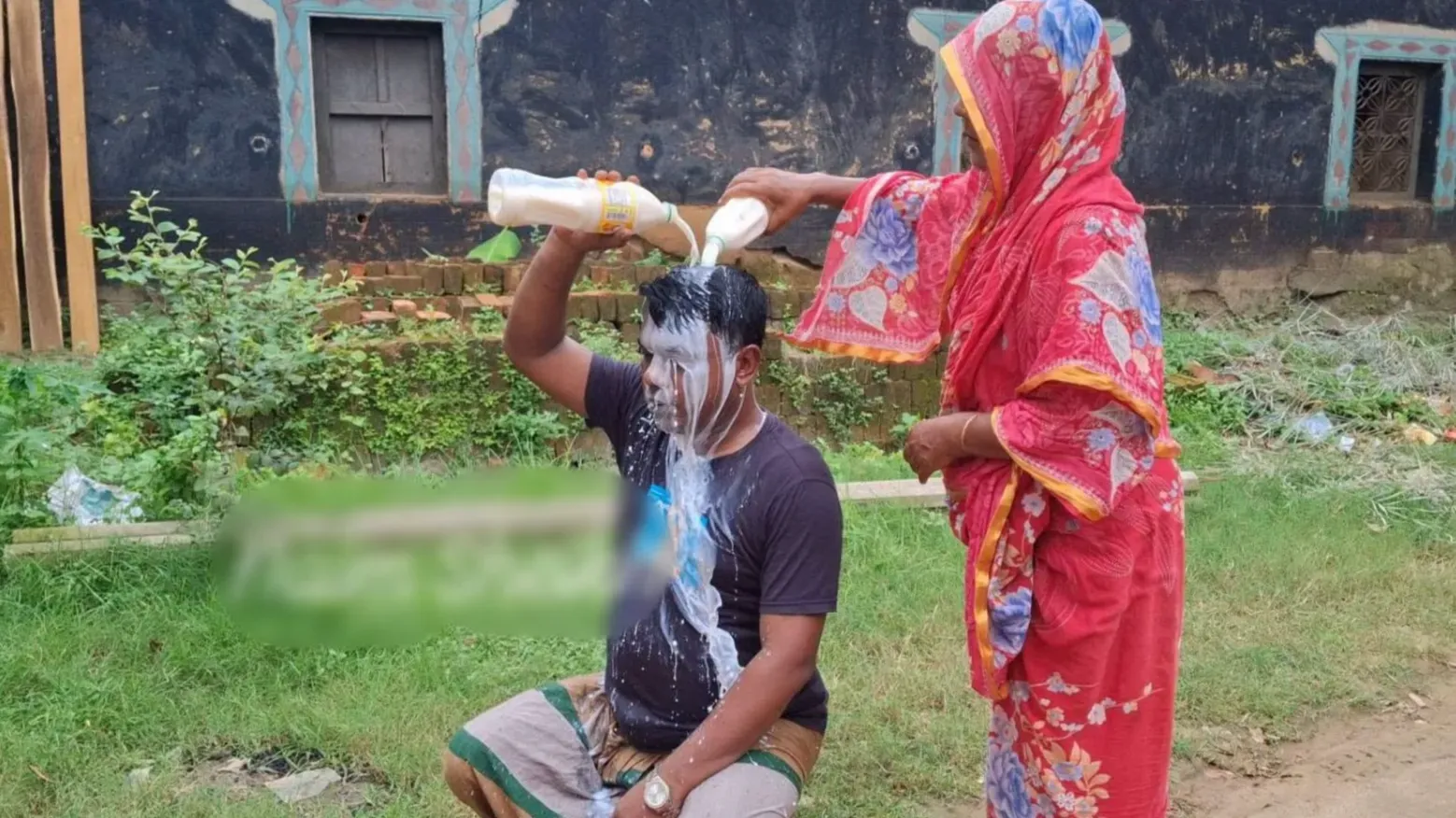 গাজীপুরে দুধ দিয়ে গোসল করে বিএনপির রাজনীতি ছাড়লেন যুবদল নেতা