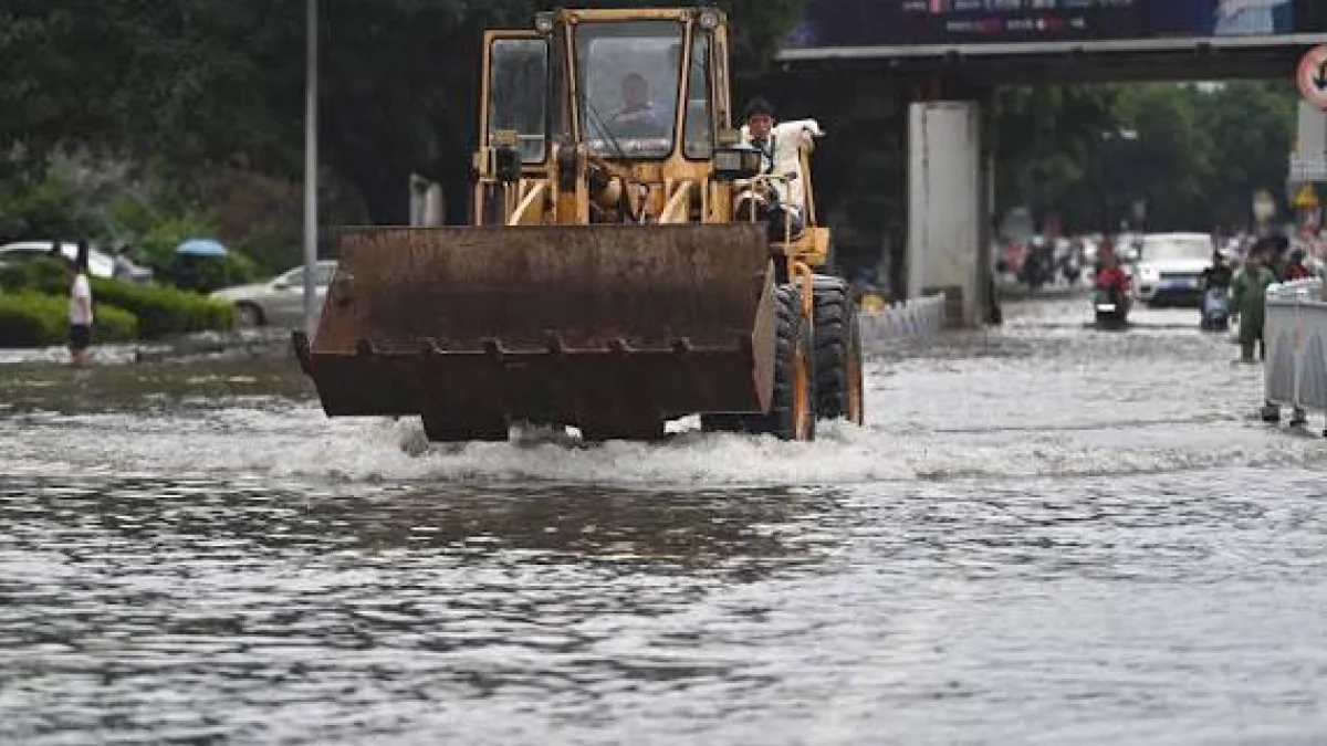 ভারী বৃষ্টিতে হাইনানে ৩১ হাজার মানুষ নিরাপদ আশ্রয়ে, বন্ধ স্কুল ও পর্যটন কেন্দ্র