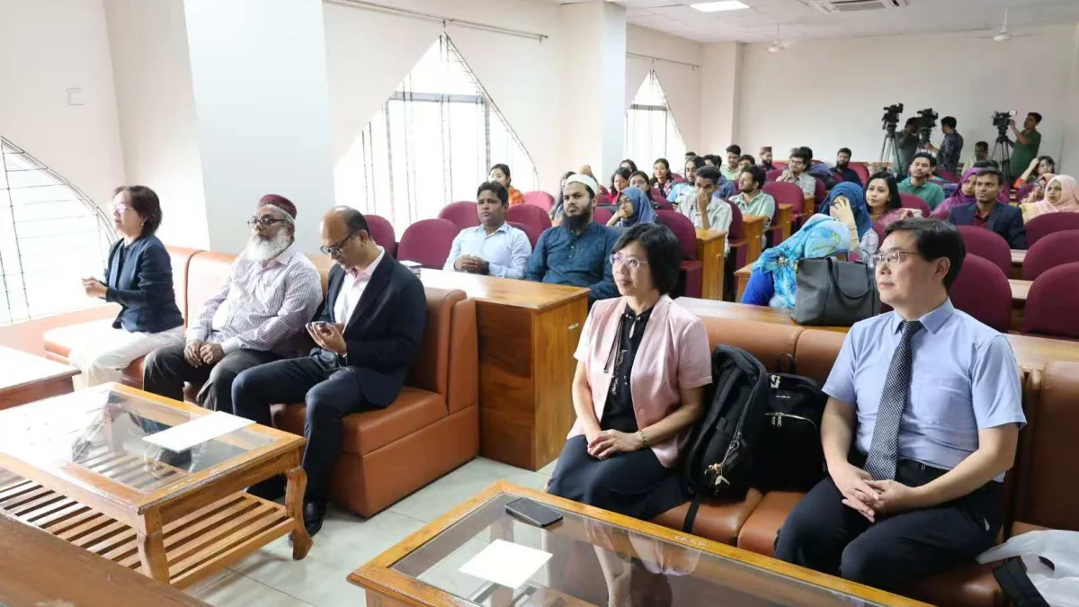 চীনে ইলিশ-চিংড়ি রপ্তানির বড় সুযোগ রয়েছে বাংলাদেশের: ঢাবির সেমিনারে অধ্যাপক ইয়াং ওয়েই