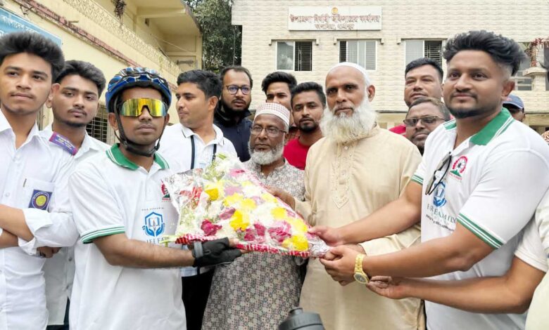সাইকেলে ৬৪ জেলা ভ্রমণ করায় খলিলকে সংবর্ধনা কাপাসিয়ায়