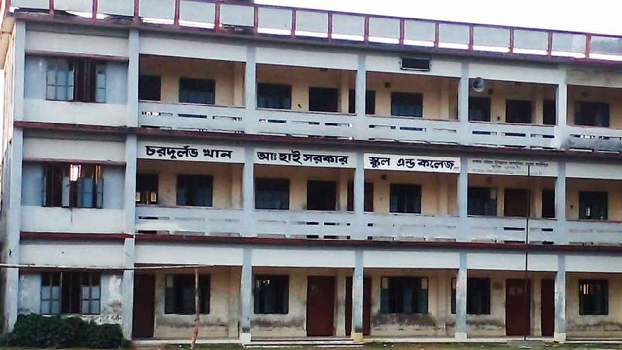 চরদুর্লভ খান আব্দুল হাই সরকার স্কুলের এসএসসির প্রবেশপত্র আটকে অতিরিক্ত টাকা আদায়