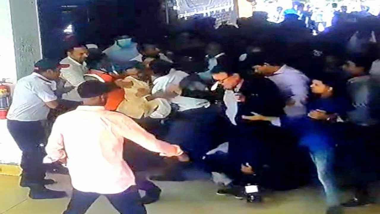 অটো পাসের দাবিতে জাতীয় বিশ্ববিদ্যালয়ের উপাচার্যের ওপর হামলা